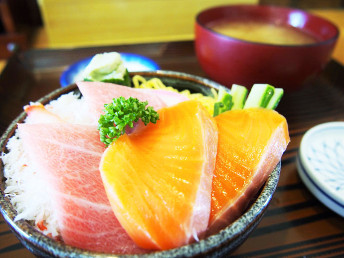 北海道といえば海の幸。鮮度抜群のカニ、トロ、サーモン丼