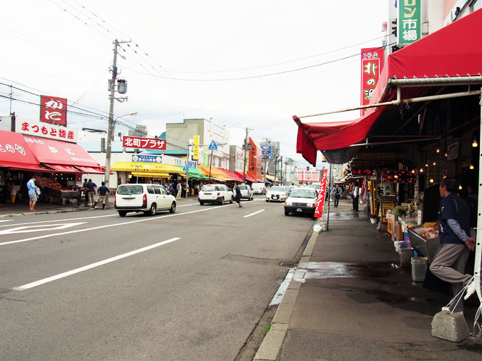 約60店舗が軒を連ね、活気あふれる場外市場